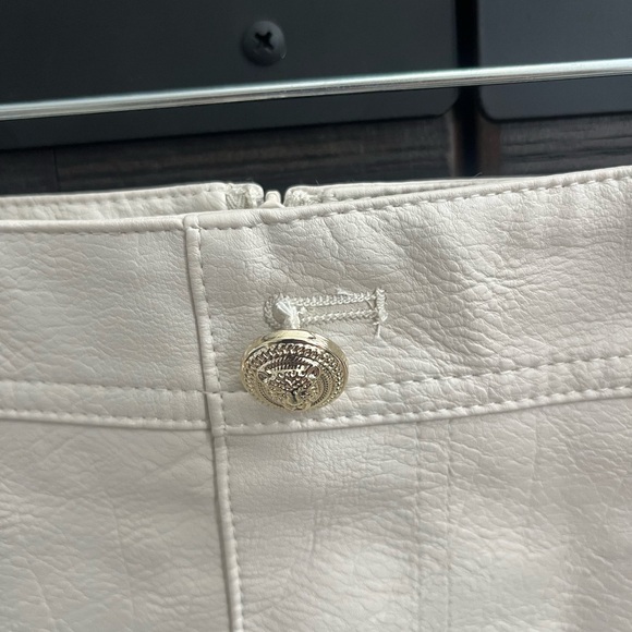Elegant Cream Skirt Faux Leather Size 16 - Picture 2 of 5